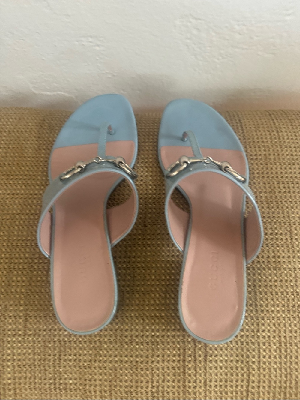 Gucci Patent Leather Thong Sandals in Light Blue with Gold Hardware - Picture 4 of 5